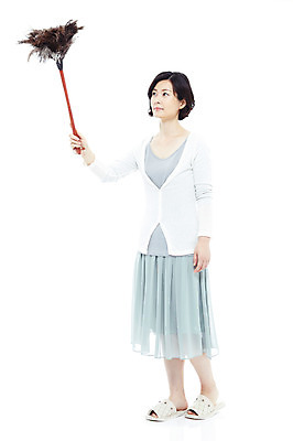 포토 JPG 스튜디오촬영 전신 라이프스타일 여자 40대 중년 포즈 가사 모션 중년라이프 슬리퍼 실내 실내화 한명 서기 미소 웃음 들기 누끼 사람 동양인 성인 라이프 한국인 먼지떨이 청소도구 청소 주부 먼지털기 여자만 여자한명만 중년만 중년여자만 중년여자한명만 국내포토 1 신발 표정 인종 내부 생활 도구 성인만 파일형식