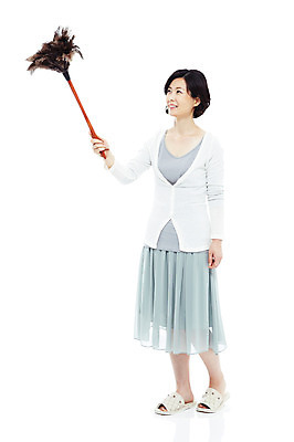 포토 JPG 스튜디오촬영 전신 라이프스타일 여자 40대 중년 포즈 가사 모션 중년라이프 슬리퍼 실내 실내화 한명 서기 미소 웃음 들기 누끼 사람 동양인 성인 라이프 한국인 먼지떨이 청소도구 청소 주부 먼지털기 여자만 여자한명만 중년만 중년여자만 중년여자한명만 국내포토 1 신발 표정 인종 내부 생활 도구 성인만 파일형식