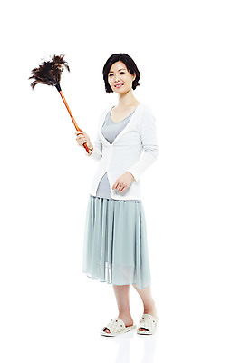 포토 JPG 스튜디오촬영 전신 라이프스타일 여자 40대 중년 포즈 가사 모션 중년라이프 슬리퍼 실내 실내화 한명 서기 미소 웃음 들기 누끼 사람 동양인 성인 라이프 한국인 먼지떨이 청소도구 청소 주부 먼지털기 여자만 여자한명만 중년만 중년여자만 중년여자한명만 국내포토 1 신발 표정 인종 내부 생활 도구 성인만 파일형식