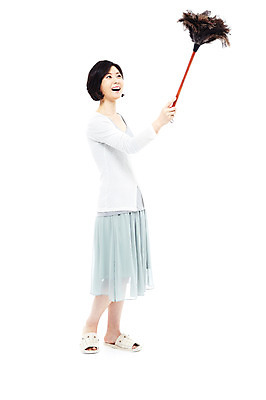 포토 JPG 스튜디오촬영 전신 라이프스타일 여자 40대 중년 포즈 가사 모션 중년라이프 슬리퍼 실내 실내화 한명 서기 미소 웃음 들기 누끼 사람 동양인 성인 라이프 한국인 먼지떨이 청소도구 청소 주부 먼지털기 여자만 여자한명만 중년만 중년여자만 중년여자한명만 국내포토 1 신발 표정 인종 내부 생활 도구 성인만 파일형식