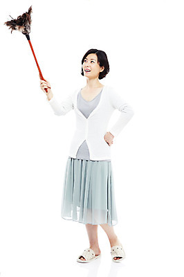 포토 JPG 스튜디오촬영 전신 라이프스타일 여자 40대 중년 포즈 가사 모션 중년라이프 슬리퍼 실내 실내화 한명 서기 미소 웃음 들기 누끼 사람 동양인 성인 라이프 한국인 먼지떨이 청소도구 청소 주부 먼지털기 여자만 여자한명만 중년만 중년여자만 중년여자한명만 국내포토 1 신발 표정 인종 내부 생활 도구 성인만 파일형식