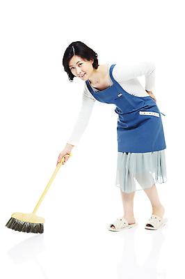 포토 JPG 스튜디오촬영 전신 라이프스타일 여자 40대 중년 포즈 가사 모션 중년라이프 슬리퍼 실내 실내화 한명 서기 미소 웃음 들기 누끼 사람 동양인 성인 라이프 앞치마 한국인 청소도구 빗자루 청소 주부 여자만 여자한명만 중년만 중년여자만 중년여자한명만 국내포토 1 신발 표정 인종 내부 생활 도구 성인만 파일형식