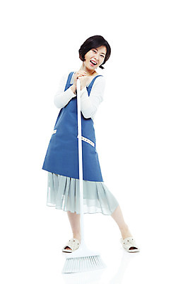 포토 JPG 스튜디오촬영 전신 라이프스타일 여자 40대 중년 포즈 가사 모션 중년라이프 슬리퍼 실내 실내화 한명 서기 미소 웃음 들기 누끼 사람 동양인 성인 라이프 앞치마 한국인 청소도구 빗자루 청소 주부 여자만 여자한명만 중년만 중년여자만 중년여자한명만 국내포토 1 신발 표정 인종 내부 생활 도구 성인만 파일형식