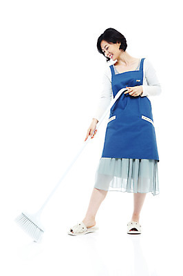 포토 JPG 스튜디오촬영 전신 라이프스타일 여자 40대 중년 포즈 가사 모션 중년라이프 슬리퍼 실내 실내화 한명 서기 미소 웃음 들기 누끼 사람 동양인 성인 라이프 앞치마 한국인 청소도구 빗자루 청소 주부 여자만 여자한명만 중년만 중년여자만 중년여자한명만 국내포토 1 신발 표정 인종 내부 생활 도구 성인만 파일형식