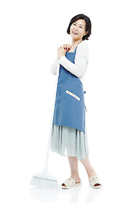 포토 JPG 스튜디오촬영 전신 라이프스타일 여자 40대 중년 포즈 가사 모션 중년라이프 슬리퍼 실내 실내화 한명 서기 미소 웃음 들기 누끼 사람 동양인 성인 라이프 앞치마 한국인 청소도구 빗자루 청소 주부 여자만 여자한명만 중년만 중년여자만 중년여자한명만 국내포토 1 신발 표정 인종 내부 생활 도구 성인만 파일형식