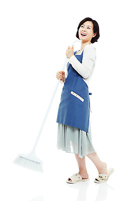 포토 JPG 스튜디오촬영 전신 라이프스타일 여자 40대 중년 포즈 가사 모션 중년라이프 슬리퍼 실내 실내화 한명 서기 미소 웃음 들기 누끼 사람 동양인 성인 라이프 앞치마 한국인 청소도구 빗자루 청소 주부 여자만 여자한명만 중년만 중년여자만 중년여자한명만 국내포토 1 신발 표정 인종 내부 생활 도구 성인만 파일형식