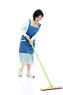 포토 JPG 스튜디오촬영 전신 라이프스타일 여자 40대 중년 포즈 가사 모션 중년라이프 슬리퍼 실내 실내화 한명 서기 미소 웃음 들기 누끼 사람 동양인 성인 라이프 앞치마 한국인 청소도구 청소 주부 걸레 걸레질 봉걸레 여자만 여자한명만 중년만 중년여자만 중년여자한명만 국내포토 1 신발 표정 인종 내부 생활 도구 성인만 파일형식