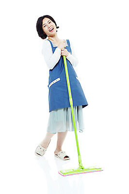 포토 JPG 스튜디오촬영 전신 라이프스타일 여자 40대 중년 포즈 가사 모션 중년라이프 슬리퍼 실내 실내화 한명 서기 미소 웃음 들기 누끼 사람 동양인 성인 라이프 앞치마 한국인 청소도구 청소 주부 걸레 걸레질 봉걸레 여자만 여자한명만 중년만 중년여자만 중년여자한명만 국내포토 1 신발 표정 인종 내부 생활 도구 성인만 파일형식