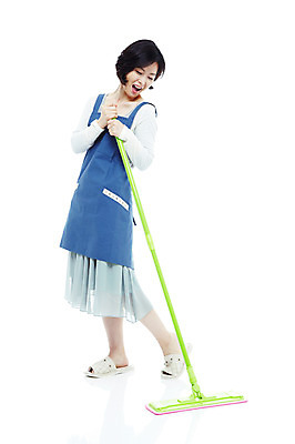 포토 JPG 스튜디오촬영 전신 라이프스타일 여자 40대 중년 포즈 가사 모션 중년라이프 슬리퍼 실내 실내화 한명 서기 미소 웃음 들기 누끼 사람 동양인 성인 라이프 앞치마 한국인 청소도구 청소 주부 걸레 걸레질 봉걸레 여자만 여자한명만 중년만 중년여자만 중년여자한명만 국내포토 1 신발 표정 인종 내부 생활 도구 성인만 파일형식