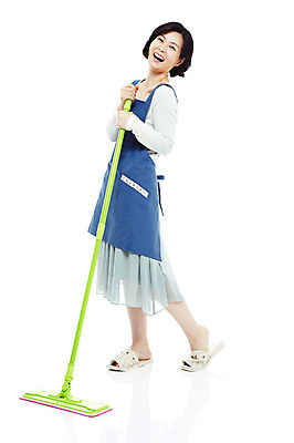 포토 JPG 스튜디오촬영 전신 라이프스타일 여자 40대 중년 포즈 가사 모션 중년라이프 슬리퍼 실내 실내화 한명 서기 미소 웃음 들기 누끼 사람 동양인 성인 라이프 앞치마 한국인 청소도구 청소 주부 걸레 걸레질 봉걸레 여자만 여자한명만 중년만 중년여자만 중년여자한명만 국내포토 1 신발 표정 인종 내부 생활 도구 성인만 파일형식