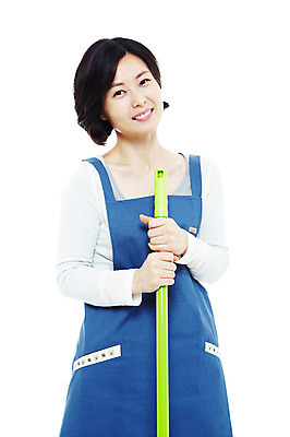 포토 JPG 스튜디오촬영 라이프스타일 여자 40대 중년 포즈 가사 모션 중년라이프 실내 한명 서기 미소 웃음 들기 누끼 사람 동양인 상반신 성인 라이프 앞치마 한국인 청소도구 청소 주부 걸레봉 여자만 여자한명만 중년만 중년여자만 중년여자한명만 국내포토 1 표정 인종 내부 생활 도구 성인만 파일형식