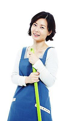 포토 JPG 스튜디오촬영 라이프스타일 여자 40대 중년 포즈 가사 모션 중년라이프 실내 한명 서기 미소 웃음 들기 누끼 사람 동양인 상반신 성인 라이프 앞치마 한국인 청소도구 청소 주부 걸레봉 여자만 여자한명만 중년만 중년여자만 중년여자한명만 국내포토 1 표정 인종 내부 생활 도구 성인만 파일형식