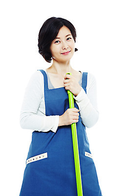 포토 JPG 스튜디오촬영 라이프스타일 여자 40대 중년 포즈 가사 모션 중년라이프 실내 한명 서기 미소 웃음 들기 누끼 사람 동양인 상반신 성인 라이프 앞치마 한국인 청소도구 청소 주부 걸레봉 여자만 여자한명만 중년만 중년여자만 중년여자한명만 국내포토 1 표정 인종 내부 생활 도구 성인만 파일형식