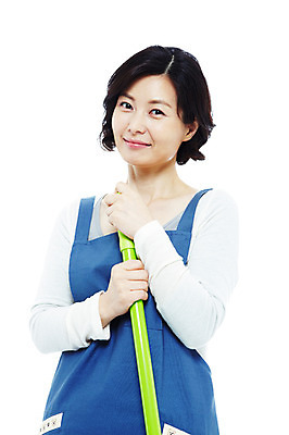 포토 JPG 스튜디오촬영 라이프스타일 여자 40대 중년 포즈 가사 모션 중년라이프 실내 한명 서기 미소 웃음 들기 누끼 사람 동양인 상반신 성인 라이프 앞치마 한국인 청소도구 청소 주부 걸레봉 여자만 여자한명만 중년만 중년여자만 중년여자한명만 국내포토 1 표정 인종 내부 생활 도구 성인만 파일형식