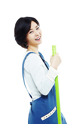 포토 JPG 스튜디오촬영 라이프스타일 여자 40대 중년 포즈 가사 모션 중년라이프 실내 한명 서기 미소 웃음 들기 누끼 사람 동양인 상반신 성인 라이프 앞치마 한국인 청소도구 청소 주부 걸레봉 여자만 여자한명만 중년만 중년여자만 중년여자한명만 국내포토 1 표정 인종 내부 생활 도구 성인만 파일형식