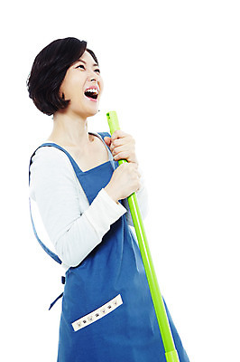 포토 JPG 스튜디오촬영 라이프스타일 여자 40대 중년 포즈 가사 모션 중년라이프 실내 한명 서기 미소 웃음 들기 누끼 사람 동양인 상반신 성인 라이프 앞치마 한국인 청소도구 청소 주부 걸레봉 여자만 여자한명만 중년만 중년여자만 중년여자한명만 국내포토 1 표정 인종 내부 생활 도구 성인만 파일형식