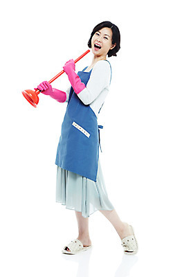 포토 JPG 스튜디오촬영 전신 라이프스타일 여자 40대 중년 포즈 가사 모션 중년라이프 슬리퍼 실내 실내화 한명 서기 미소 웃음 들기 누끼 사람 동양인 성인 라이프 앞치마 한국인 청소도구 청소 주부 고무장갑 뚫어뻥 여자만 여자한명만 중년만 중년여자만 중년여자한명만 국내포토 1 장갑 신발 표정 인종 내부 생활 도구 고무 성인만 파일형식