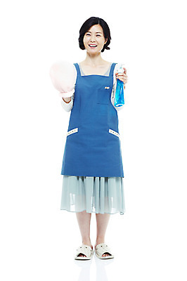 포토 JPG 스튜디오촬영 전신 라이프스타일 여자 40대 중년 포즈 가사 모션 중년라이프 슬리퍼 실내 실내화 한명 서기 미소 웃음 들기 누끼 사람 동양인 성인 라이프 앞치마 한국인 청소도구 청소 주부 걸레 유리창닦기 유리창청소 여자만 여자한명만 중년만 중년여자만 중년여자한명만 국내포토 1 신발 표정 인종 내부 생활 도구 닦기 성인만 파일형식