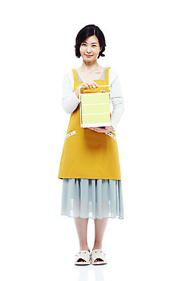 포토 JPG 스튜디오촬영 전신 라이프스타일 여자 40대 중년 포즈 가사 모션 중년라이프 슬리퍼 실내 실내화 요리 한명 서기 미소 웃음 들기 누끼 사람 동양인 성인 라이프 소풍 앞치마 한국인 주부 도시락 도시락통 찬합 여자만 여자한명만 중년만 중년여자만 중년여자한명만 국내포토 1 음식 신발 표정 인종 내부 생활 야외활동 용기_그릇 성인만 파일형식