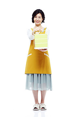 포토 JPG 스튜디오촬영 전신 라이프스타일 여자 40대 중년 포즈 가사 모션 중년라이프 슬리퍼 실내 실내화 요리 한명 서기 미소 웃음 들기 누끼 사람 동양인 성인 라이프 소풍 앞치마 한국인 주부 도시락 도시락통 찬합 여자만 여자한명만 중년만 중년여자만 중년여자한명만 국내포토 1 음식 신발 표정 인종 내부 생활 야외활동 용기_그릇 성인만 파일형식