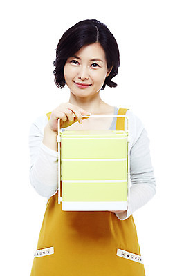 포토 JPG 스튜디오촬영 전신 라이프스타일 여자 40대 중년 포즈 가사 모션 중년라이프 슬리퍼 실내 실내화 요리 한명 서기 미소 웃음 들기 누끼 사람 동양인 상반신 성인 라이프 소풍 앞치마 한국인 주부 도시락 도시락통 찬합 여자만 여자한명만 중년만 중년여자만 중년여자한명만 국내포토 1 음식 신발 표정 인종 내부 생활 야외활동 용기_그릇 성인만 파일형식