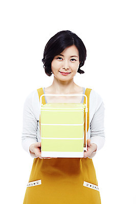포토 JPG 스튜디오촬영 라이프스타일 여자 40대 중년 포즈 가사 모션 중년라이프 실내 요리 한명 서기 미소 웃음 들기 누끼 사람 동양인 상반신 성인 라이프 소풍 앞치마 한국인 주부 도시락 도시락통 찬합 여자만 여자한명만 중년만 중년여자만 중년여자한명만 국내포토 1 음식 표정 인종 내부 생활 야외활동 용기_그릇 성인만 파일형식