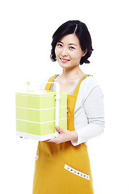포토 JPG 스튜디오촬영 라이프스타일 여자 40대 중년 포즈 가사 모션 중년라이프 실내 요리 한명 서기 미소 웃음 들기 누끼 사람 동양인 상반신 성인 라이프 소풍 앞치마 한국인 주부 도시락 도시락통 찬합 여자만 여자한명만 중년만 중년여자만 중년여자한명만 국내포토 1 음식 표정 인종 내부 생활 야외활동 용기_그릇 성인만 파일형식