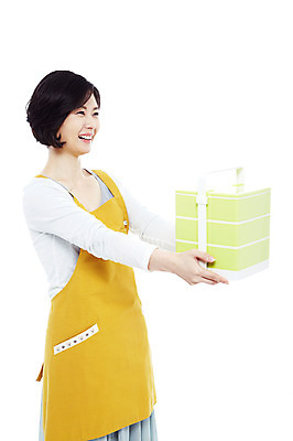 포토 JPG 스튜디오촬영 라이프스타일 여자 40대 중년 포즈 가사 모션 중년라이프 실내 요리 한명 서기 미소 웃음 들기 누끼 사람 동양인 상반신 성인 라이프 소풍 앞치마 한국인 주부 도시락 도시락통 찬합 여자만 여자한명만 중년만 중년여자만 중년여자한명만 국내포토 1 음식 표정 인종 내부 생활 야외활동 용기_그릇 성인만 파일형식