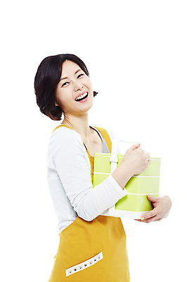 포토 JPG 스튜디오촬영 라이프스타일 여자 40대 중년 포즈 가사 모션 중년라이프 실내 요리 한명 서기 미소 웃음 들기 누끼 사람 동양인 상반신 성인 라이프 소풍 앞치마 한국인 주부 도시락 도시락통 찬합 여자만 여자한명만 중년만 중년여자만 중년여자한명만 국내포토 1 음식 표정 인종 내부 생활 야외활동 용기_그릇 성인만 파일형식