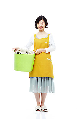 포토 JPG 스튜디오촬영 전신 라이프스타일 옷 여자 40대 중년 포즈 가사 모션 중년라이프 슬리퍼 실내 실내화 한명 서기 미소 웃음 들기 누끼 사람 동양인 성인 라이프 앞치마 한국인 빨래 주부 빨래통 빨랫감 여자만 여자한명만 중년만 중년여자만 중년여자한명만 국내포토 1 신발 표정 인종 내부 생활 성인만 파일형식