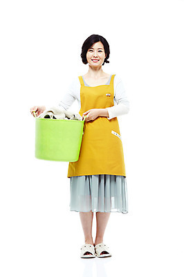 포토 JPG 스튜디오촬영 전신 라이프스타일 옷 여자 40대 중년 포즈 가사 모션 중년라이프 슬리퍼 실내 실내화 한명 서기 미소 웃음 들기 누끼 사람 동양인 성인 라이프 바구니 앞치마 한국인 빨래 주부 빨래바구니 빨래통 빨랫감 여자만 여자한명만 중년만 중년여자만 중년여자한명만 국내포토 1 신발 표정 인종 내부 생활 성인만 파일형식