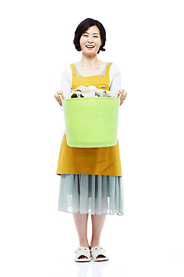 포토 JPG 스튜디오촬영 전신 라이프스타일 옷 여자 40대 중년 포즈 가사 모션 중년라이프 슬리퍼 실내 실내화 한명 서기 미소 웃음 들기 누끼 사람 동양인 성인 라이프 바구니 앞치마 한국인 빨래 주부 빨래바구니 빨래통 빨랫감 여자만 여자한명만 중년만 중년여자만 중년여자한명만 국내포토 1 신발 표정 인종 내부 생활 성인만 파일형식