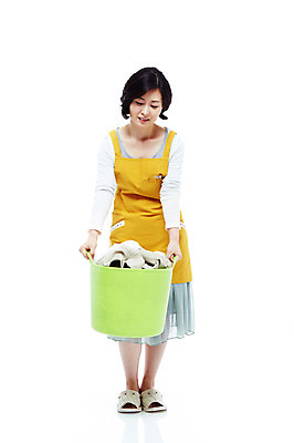 포토 JPG 스튜디오촬영 전신 라이프스타일 옷 여자 40대 중년 포즈 가사 모션 중년라이프 슬리퍼 실내 피곤 실내화 한명 서기 들기 누끼 사람 동양인 성인 라이프 바구니 앞치마 한국인 찡그림 빨래 주부 빨래바구니 빨래통 빨랫감 여자만 여자한명만 중년만 중년여자만 중년여자한명만 국내포토 1 신발 컨셉 표정 인종 내부 생활 성인만 파일형식