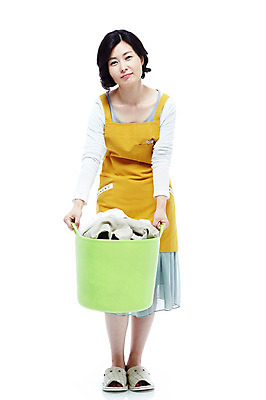 포토 JPG 스튜디오촬영 전신 라이프스타일 옷 여자 40대 중년 포즈 가사 모션 중년라이프 슬리퍼 실내 피곤 실내화 한명 서기 들기 누끼 사람 동양인 성인 라이프 바구니 앞치마 한국인 찡그림 빨래 주부 빨래바구니 빨래통 빨랫감 여자만 여자한명만 중년만 중년여자만 중년여자한명만 국내포토 1 신발 컨셉 표정 인종 내부 생활 성인만 파일형식