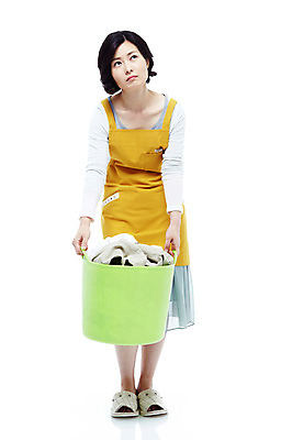 포토 JPG 스튜디오촬영 전신 라이프스타일 옷 여자 40대 중년 포즈 가사 생각 모션 중년라이프 슬리퍼 실내 피곤 실내화 한명 서기 들기 누끼 사람 동양인 성인 라이프 바구니 앞치마 한국인 빨래 고민 주부 빨래바구니 빨래통 빨랫감 여자만 여자한명만 중년만 중년여자만 중년여자한명만 국내포토 1 감정 신발 컨셉 인종 내부 생활 성인만 파일형식