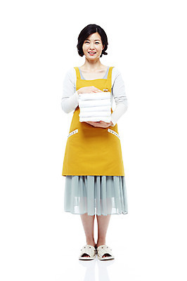 포토 JPG 스튜디오촬영 전신 라이프스타일 여자 40대 중년 포즈 가사 모션 중년라이프 슬리퍼 실내 실내화 한명 서기 미소 웃음 들기 누끼 사람 동양인 성인 라이프 수건 쌓기 앞치마 한국인 빨래 주부 여자만 여자한명만 중년만 중년여자만 중년여자한명만 국내포토 1 신발 표정 인종 내부 생활 위생용품 성인만 파일형식