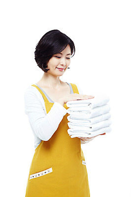 포토 JPG 스튜디오촬영 라이프스타일 여자 40대 중년 포즈 가사 모션 중년라이프 실내 한명 서기 미소 웃음 들기 누끼 사람 동양인 상반신 성인 라이프 수건 쌓기 앞치마 한국인 빨래 주부 여자만 여자한명만 중년만 중년여자만 중년여자한명만 국내포토 1 표정 인종 내부 생활 위생용품 성인만 파일형식