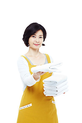 포토 JPG 스튜디오촬영 라이프스타일 여자 40대 중년 포즈 가사 모션 중년라이프 실내 한명 서기 미소 웃음 들기 누끼 사람 동양인 상반신 성인 라이프 수건 쌓기 앞치마 한국인 빨래 주기 주부 여자만 여자한명만 중년만 중년여자만 중년여자한명만 국내포토 1 표정 인종 내부 생활 위생용품 성인만 파일형식