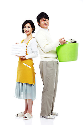 포토 JPG 스튜디오촬영 전신 라이프스타일 부부 커플 옷 여자 남자 행복 40대 중년 포즈 가사 모션 중년라이프 슬리퍼 실내 실내화 사랑 서기 미소 웃음 들기 누끼 사람 동양인 성인 두명 라이프 수건 쌓기 바구니 기댐 앞치마 화목 다정 한국인 등맞대기 빨래 주부 중년부부 빨래바구니 빨래통 빨랫감 중년만 국내포토 감정 신발 컨셉 관계 표정 인종 내부 생활 위생용품 성인만 파일형식