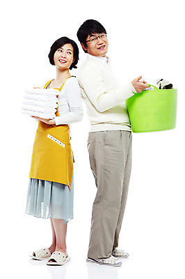 포토 JPG 스튜디오촬영 전신 라이프스타일 부부 커플 옷 여자 남자 행복 40대 중년 포즈 가사 모션 중년라이프 슬리퍼 실내 실내화 사랑 서기 미소 웃음 들기 누끼 사람 동양인 성인 두명 라이프 수건 쌓기 바구니 기댐 앞치마 화목 다정 한국인 등맞대기 빨래 주부 중년부부 빨래바구니 빨래통 빨랫감 중년만 국내포토 감정 신발 컨셉 관계 표정 인종 내부 생활 위생용품 성인만 파일형식