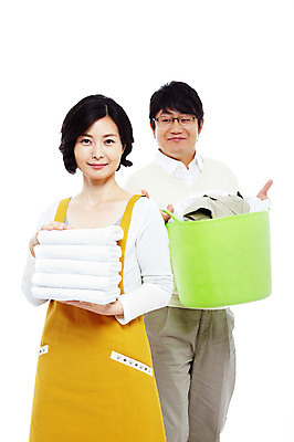 포토 JPG 스튜디오촬영 라이프스타일 부부 커플 옷 여자 남자 행복 40대 중년 포즈 가사 모션 중년라이프 실내 사랑 서기 미소 웃음 들기 누끼 사람 동양인 상반신 성인 두명 라이프 수건 쌓기 바구니 앞치마 화목 다정 한국인 빨래 주부 중년부부 빨래바구니 빨래통 빨랫감 중년만 국내포토 감정 컨셉 관계 표정 인종 내부 생활 위생용품 성인만 파일형식