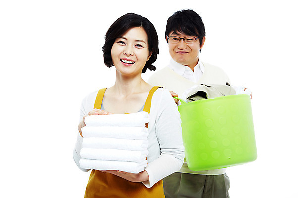 포토 JPG 스튜디오촬영 라이프스타일 부부 커플 옷 여자 남자 행복 40대 중년 포즈 가사 모션 중년라이프 실내 사랑 서기 미소 웃음 들기 누끼 사람 동양인 상반신 성인 두명 라이프 수건 쌓기 바구니 앞치마 화목 다정 한국인 빨래 주부 중년부부 빨래바구니 빨래통 빨랫감 중년만 국내포토 감정 컨셉 관계 표정 인종 내부 생활 위생용품 성인만 파일형식