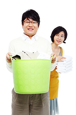 포토 JPG 스튜디오촬영 라이프스타일 부부 커플 옷 여자 남자 행복 40대 중년 포즈 가사 모션 중년라이프 실내 사랑 서기 미소 웃음 들기 누끼 사람 동양인 상반신 성인 두명 라이프 수건 쌓기 바구니 앞치마 화목 다정 한국인 빨래 주부 중년부부 빨래바구니 빨래통 빨랫감 중년만 국내포토 감정 컨셉 관계 표정 인종 내부 생활 위생용품 성인만 파일형식