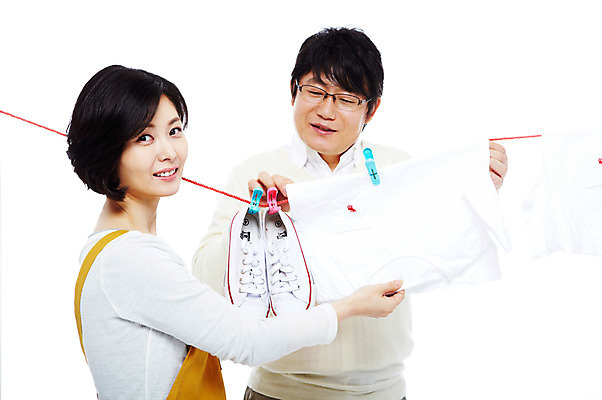 포토 JPG 스튜디오촬영 라이프스타일 부부 커플 옷 여자 남자 행복 40대 중년 포즈 운동화 신발 티셔츠 가사 모션 중년라이프 실내 사랑 서기 미소 웃음 누끼 사람 동양인 상반신 성인 두명 라이프 앞치마 화목 다정 한국인 빨래 빨랫줄 주부 중년부부 빨래집게 빨래널기 중년만 국내포토 감정 줄 컨셉 셔츠 관계 표정 집게 인종 내부 생활 성인만 파일형식