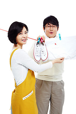 포토 JPG 스튜디오촬영 라이프스타일 부부 커플 옷 여자 남자 행복 40대 중년 포즈 운동화 신발 티셔츠 가사 모션 중년라이프 실내 사랑 서기 미소 웃음 누끼 사람 동양인 상반신 성인 두명 라이프 앞치마 화목 다정 한국인 빨래 빨랫줄 주부 중년부부 빨래집게 빨래널기 중년만 국내포토 감정 줄 컨셉 셔츠 관계 표정 집게 인종 내부 생활 성인만 파일형식