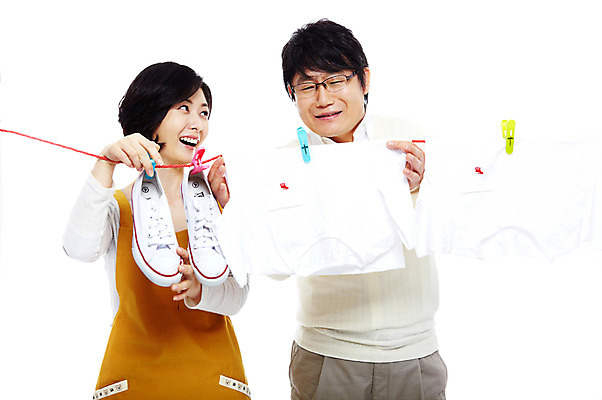 포토 JPG 스튜디오촬영 라이프스타일 부부 커플 옷 여자 남자 행복 40대 중년 포즈 운동화 신발 티셔츠 가사 모션 중년라이프 실내 사랑 서기 미소 웃음 누끼 사람 동양인 상반신 성인 두명 라이프 앞치마 화목 다정 한국인 빨래 빨랫줄 주부 중년부부 빨래집게 빨래널기 중년만 국내포토 감정 줄 컨셉 셔츠 관계 표정 집게 인종 내부 생활 성인만 파일형식