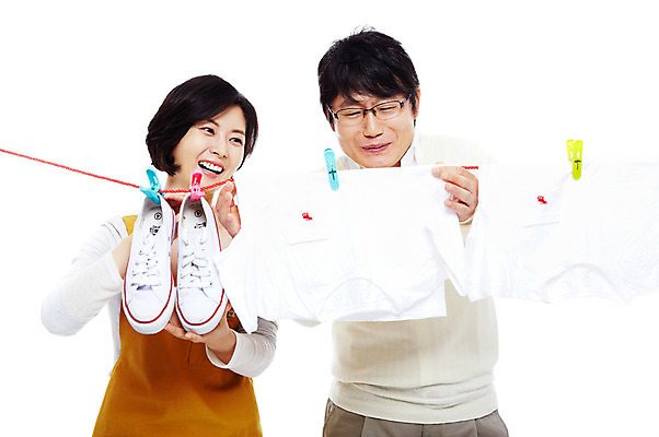 포토 JPG 스튜디오촬영 라이프스타일 부부 커플 옷 여자 남자 행복 40대 중년 포즈 운동화 신발 티셔츠 가사 모션 중년라이프 실내 사랑 서기 미소 웃음 누끼 사람 동양인 상반신 성인 두명 라이프 앞치마 화목 다정 한국인 빨래 빨랫줄 주부 중년부부 빨래집게 빨래널기 중년만 국내포토 감정 줄 컨셉 셔츠 관계 표정 집게 인종 내부 생활 성인만 파일형식