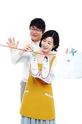 포토 JPG 스튜디오촬영 라이프스타일 부부 커플 옷 여자 남자 행복 40대 중년 포즈 운동화 신발 티셔츠 가사 모션 중년라이프 실내 사랑 서기 미소 웃음 누끼 사람 동양인 상반신 성인 두명 라이프 앞치마 화목 다정 한국인 빨래 빨랫줄 주부 중년부부 빨래집게 빨래널기 중년만 국내포토 감정 줄 컨셉 셔츠 관계 표정 집게 인종 내부 생활 성인만 파일형식