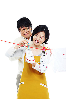 포토 JPG 스튜디오촬영 라이프스타일 부부 커플 옷 여자 남자 행복 40대 중년 포즈 운동화 신발 티셔츠 가사 모션 중년라이프 실내 사랑 서기 미소 웃음 누끼 사람 동양인 상반신 성인 두명 라이프 앞치마 화목 다정 한국인 빨래 빨랫줄 주부 중년부부 빨래집게 빨래널기 중년만 국내포토 감정 줄 컨셉 셔츠 관계 표정 집게 인종 내부 생활 성인만 파일형식