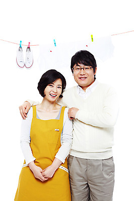 포토 JPG 스튜디오촬영 라이프스타일 부부 커플 옷 여자 남자 행복 40대 중년 포즈 운동화 신발 티셔츠 가사 모션 중년라이프 어깨동무 실내 사랑 서기 미소 웃음 누끼 사람 동양인 상반신 성인 두명 라이프 앞치마 화목 다정 한국인 빨래 빨랫줄 주부 중년부부 빨래집게 빨래널기 중년만 국내포토 감정 줄 컨셉 셔츠 관계 표정 집게 인종 내부 생활 성인만 파일형식